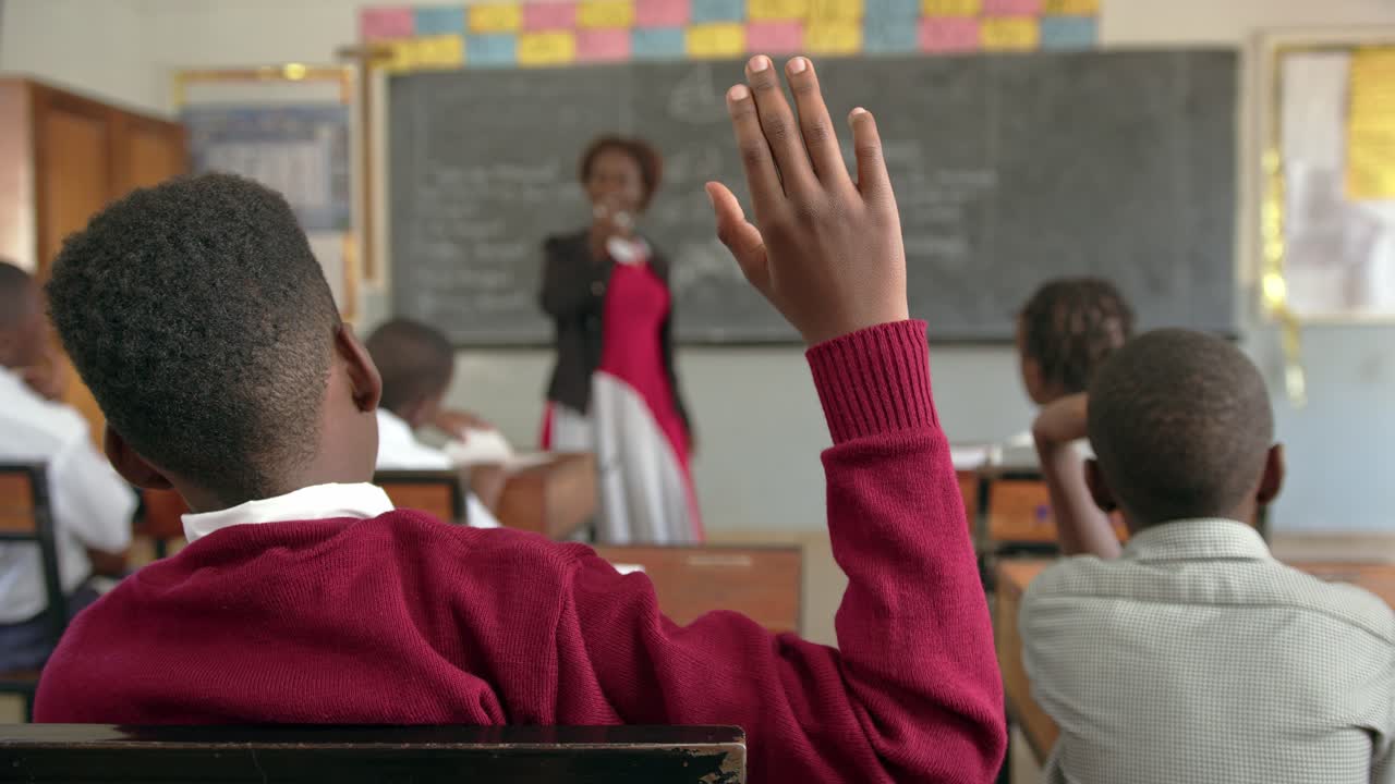 niños en el aula de una escuela africana - disparo medio