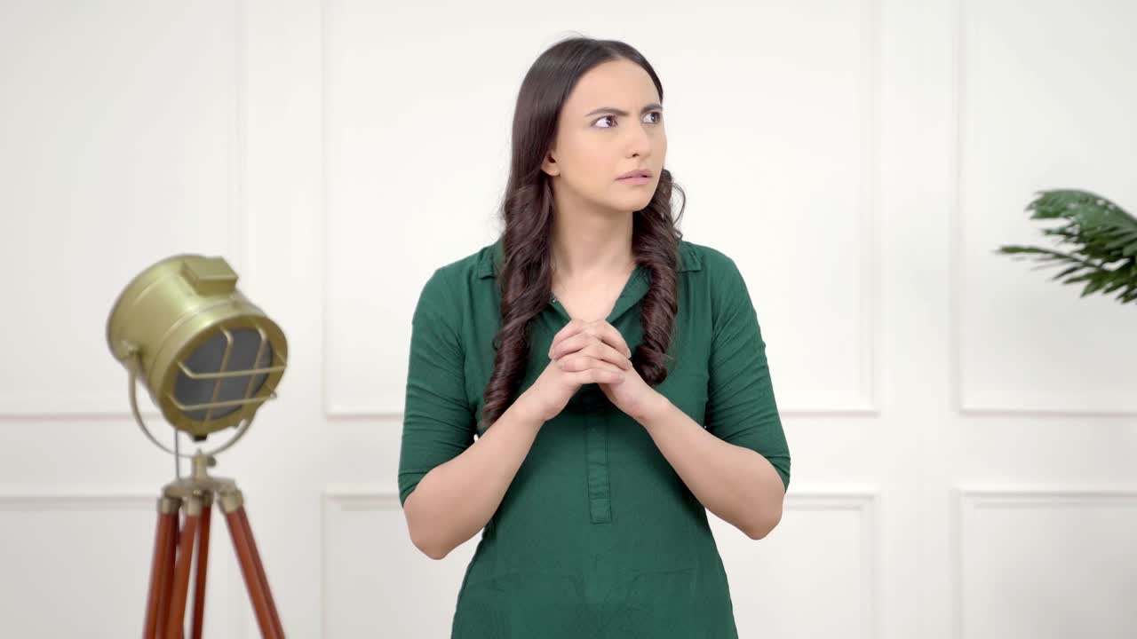 una chica india asustada y asustada