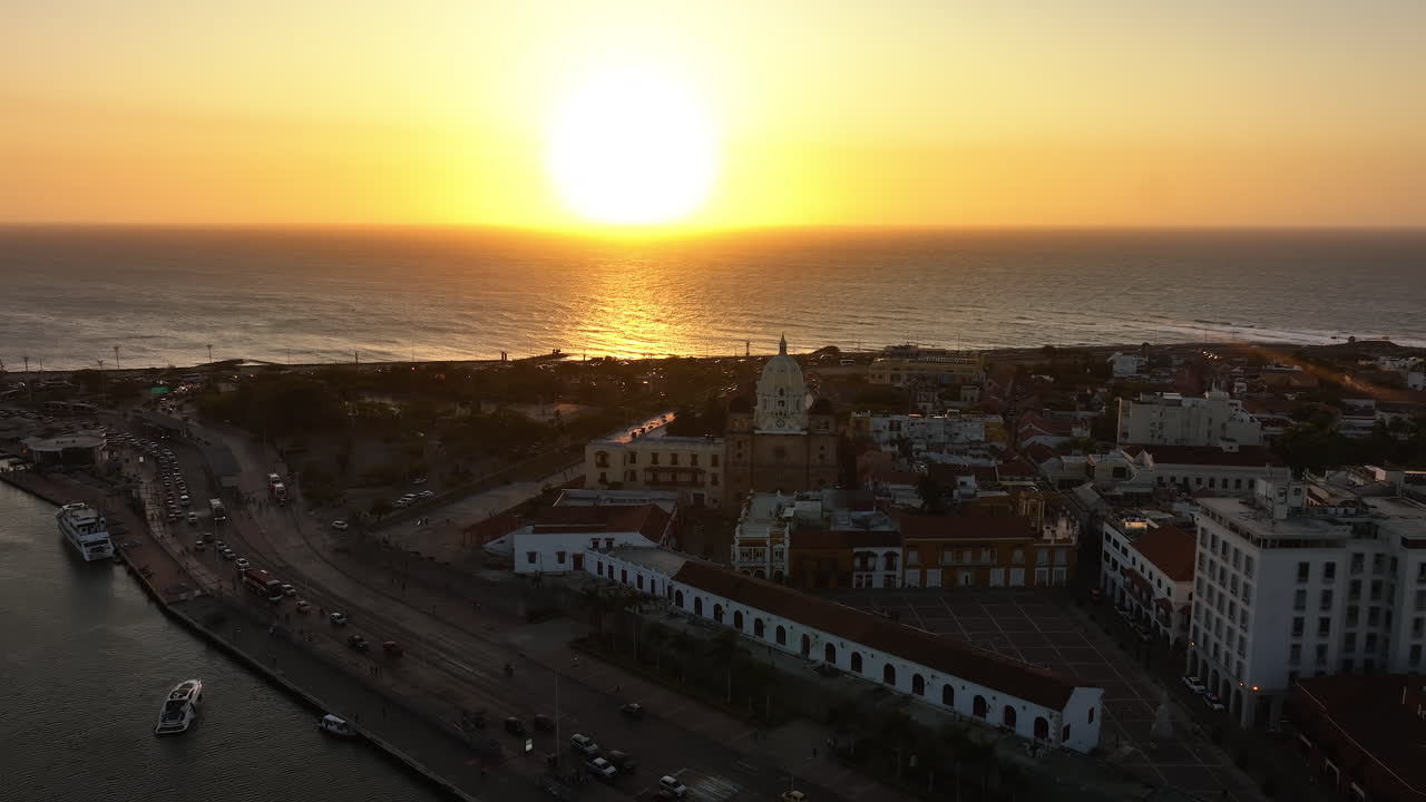 Veduta aerea attorno al Santuario di San Pedro Claver, al tramonto, nel Centro, Cartagena, Colombia