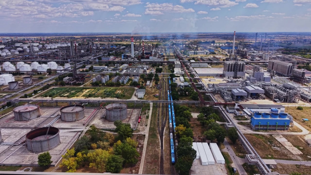 Gasoline production facility with energy production and fuel storage
