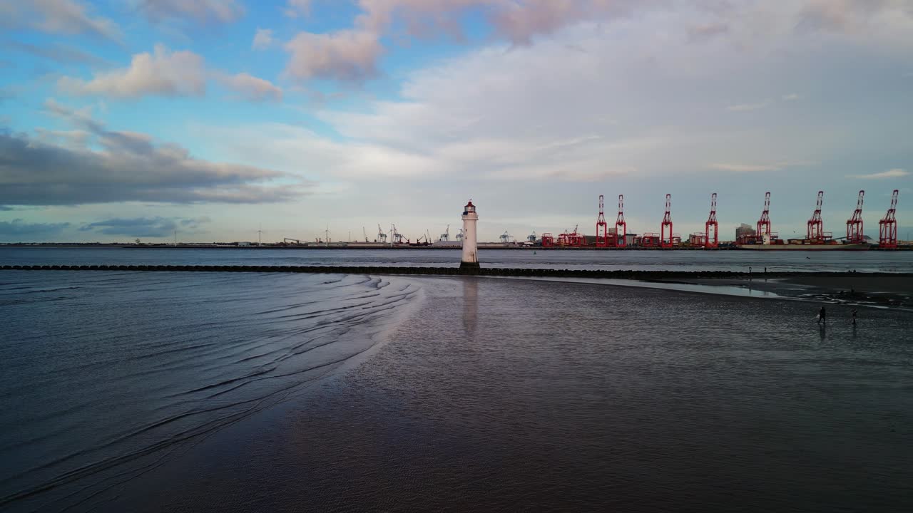 nuevo faro de brighton perch rock, río mersey, wirral - enfoque bajo de drones aéreos, telón de fondo frente al mar de liverpool en una soleada tarde de invierno 08