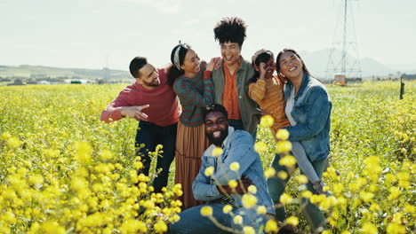 viajes, diversión y amigos en un campo