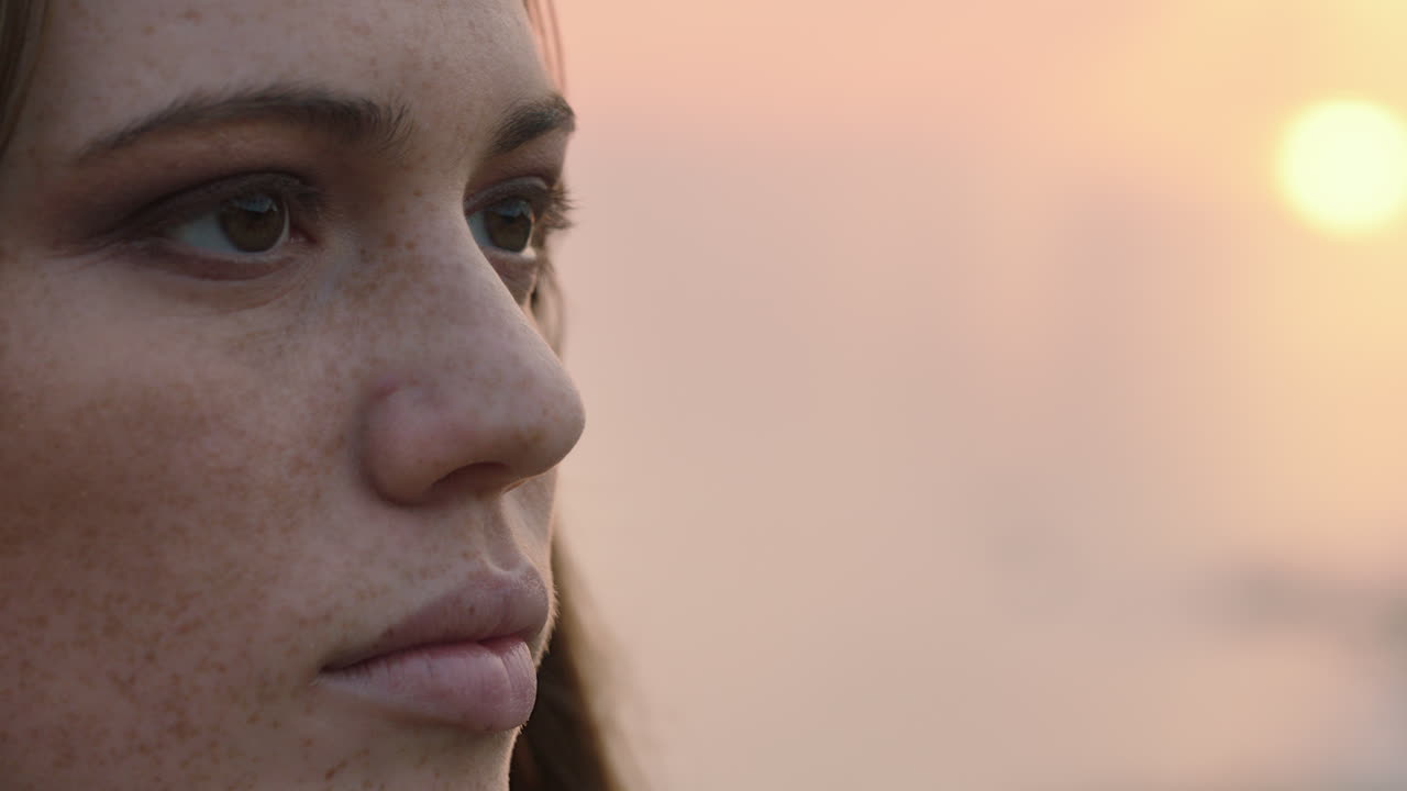 retrato de cerca hermosa mujer pelirroja meditando al atardecer orando explorando el estilo de vida espiritual disfrutando de la atención plena