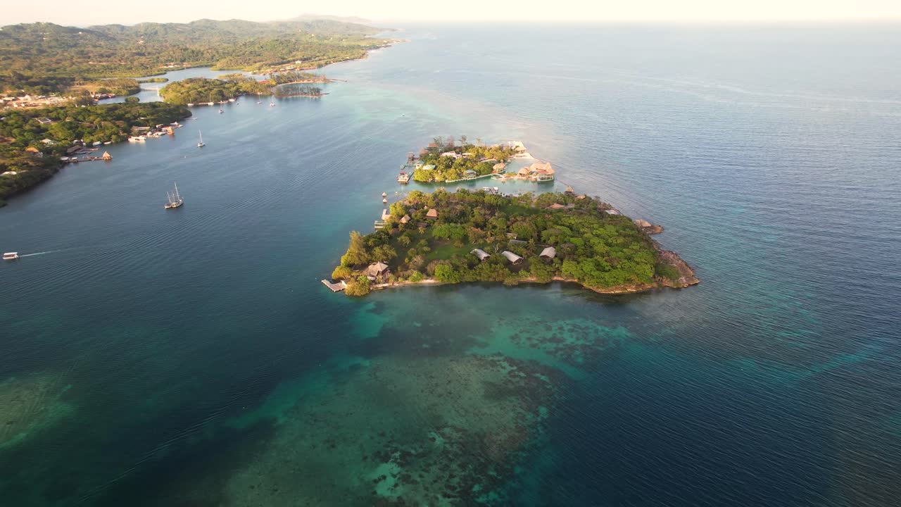Veduta aerea dall'alto di un'isola tropicale e di una barriera corallina colorata, Oak Ridge nell'isola di Roatan, Atlantida, Honduras