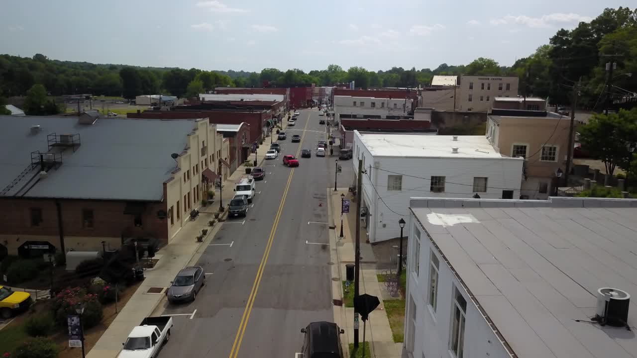 Sorvolo aereo della via principale di Elkin, Carolina del Nord, una piccola città americana