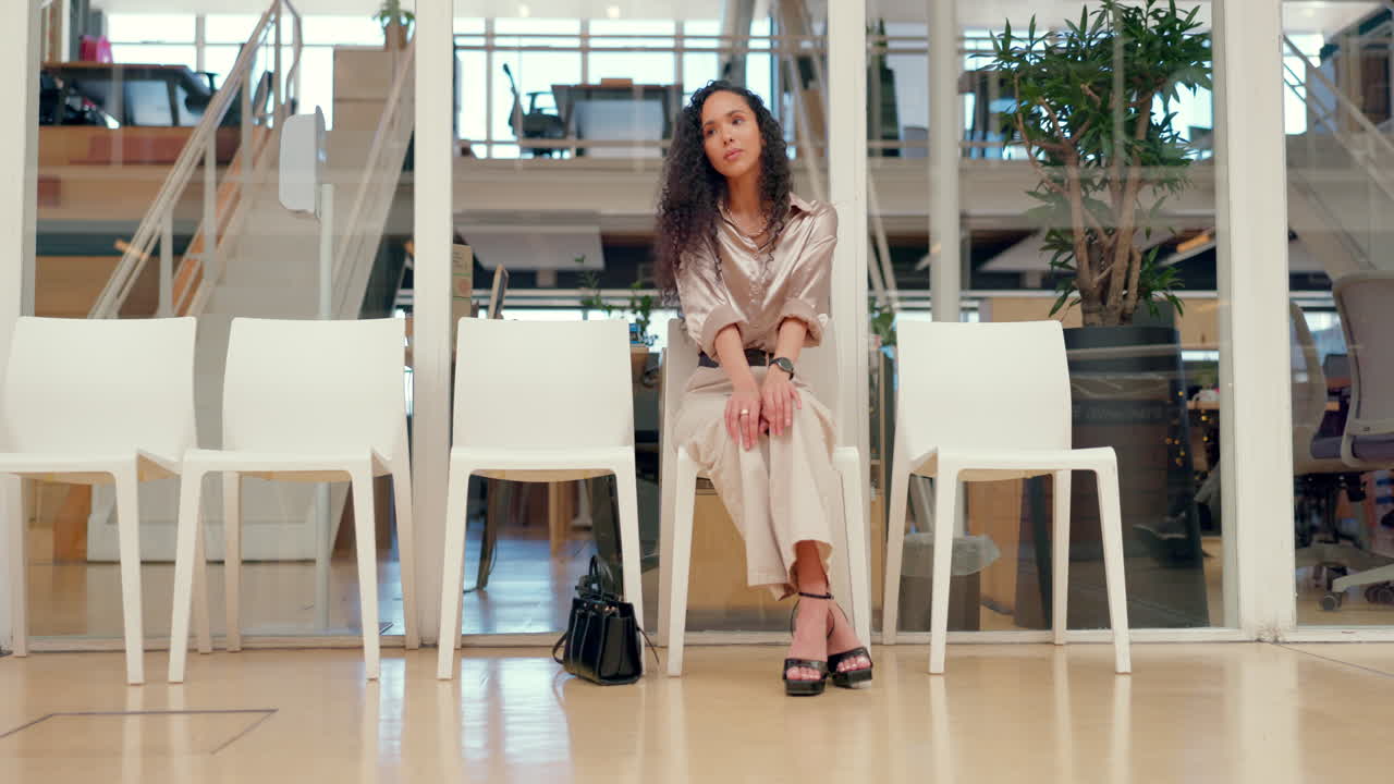 Affari, donna nera e nervosa per il lavoro