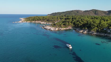 Boot-Vor-Anker-An-Der-Küste-Von-Chalkidiki-In-Sithonia,-Griechenland---4K-Luftaufnahme