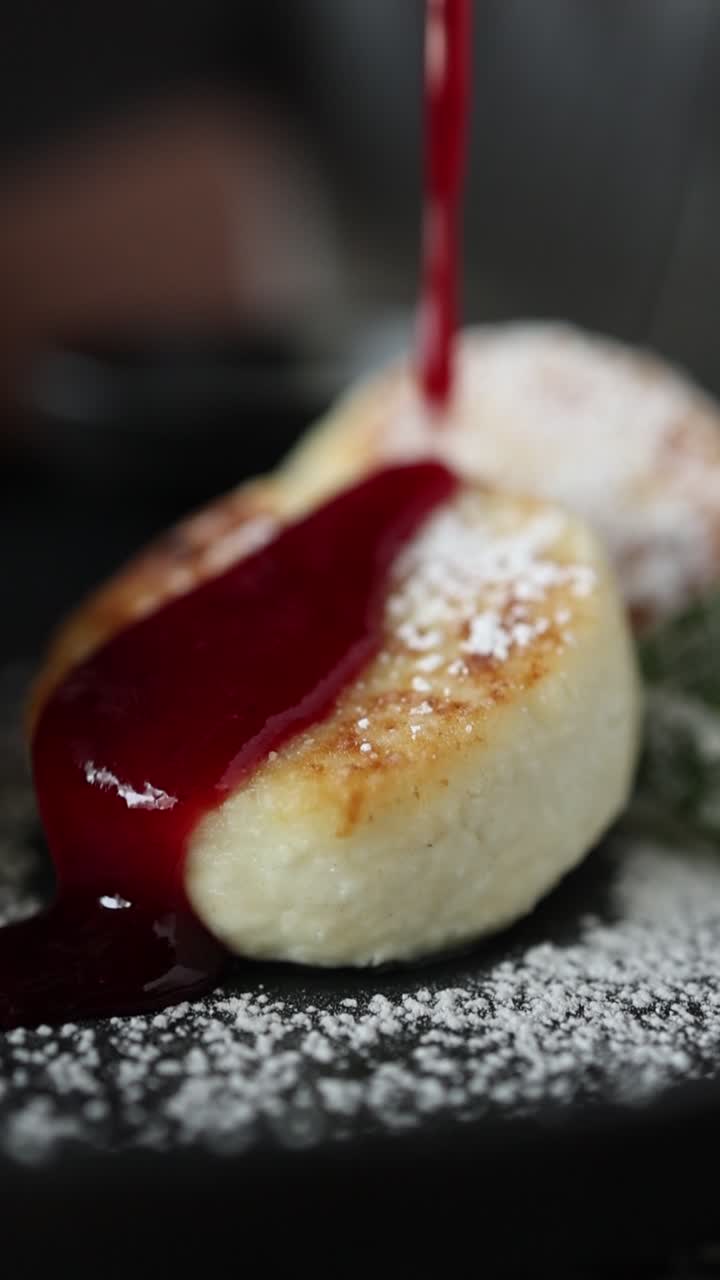 syrniki con salsa de bayas rojas