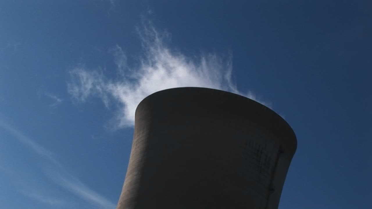 증기는 원자력 발전소 꼭대기에서 서서히 소멸됩니다.