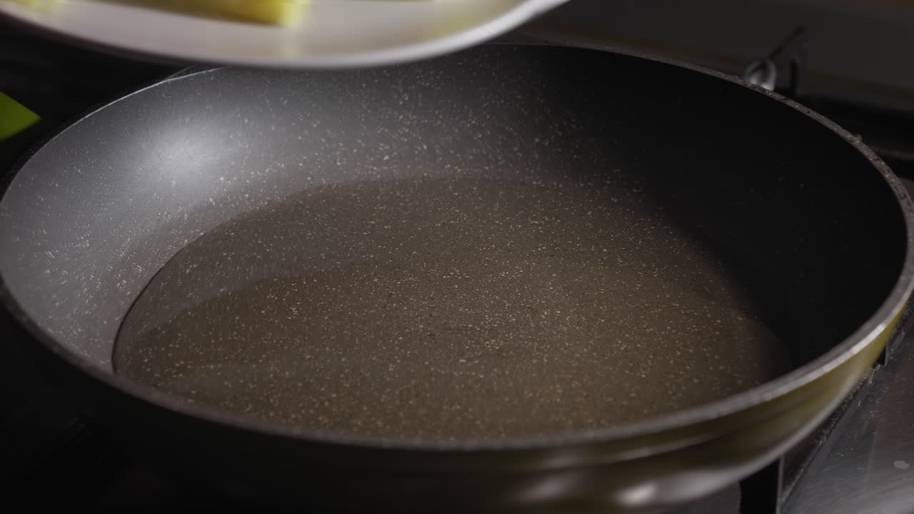 agregar aceite vegetal a la sartén antes de freír las papas en un plato sabroso