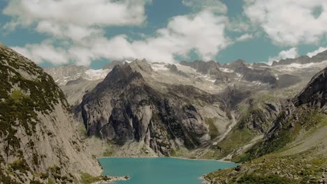 Einflug-über-Den-Gelmersee-In-Der-Schweiz