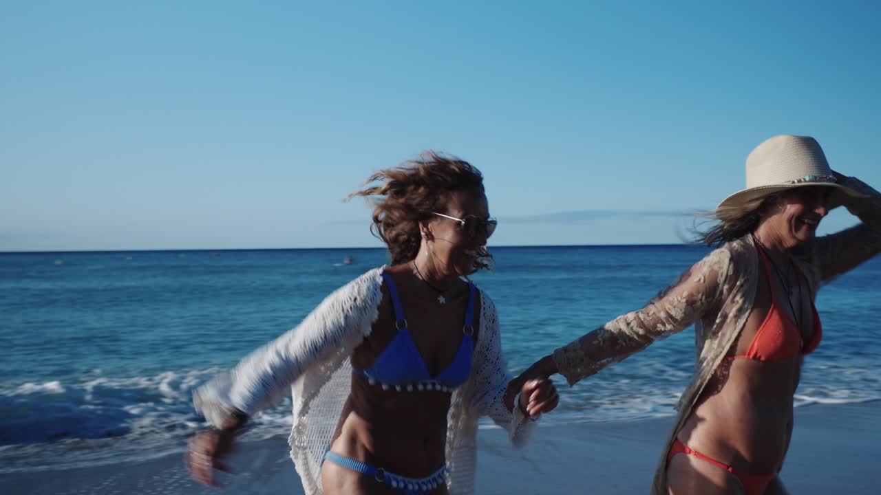 Donne che si godono una vacanza al mare in costume da bagno