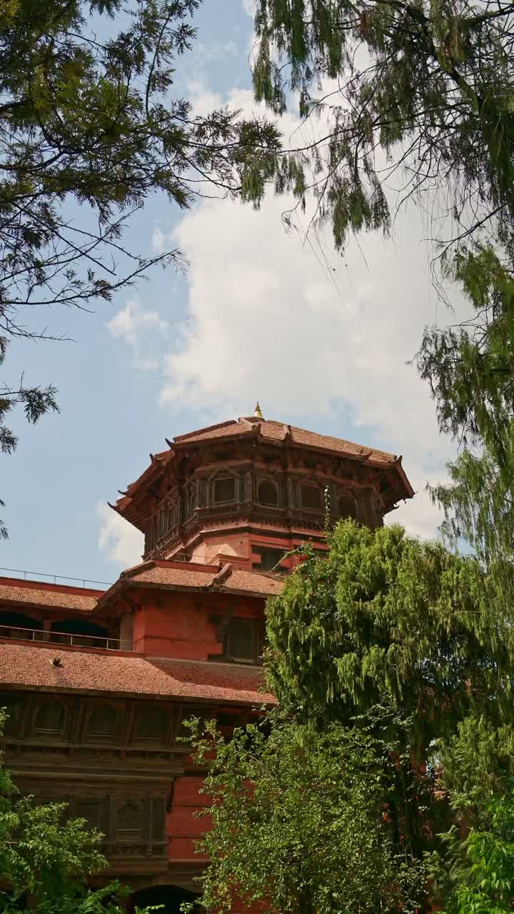edificios antiguos verticales en kathmandu nepal, video vertical para redes sociales instagram reels y tiktok de templos históricos en el popular destino de viaje y punto de referencia turístico