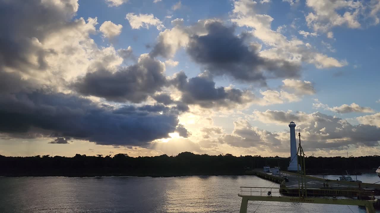 아침 에 항구 에 접근 하는 화물선