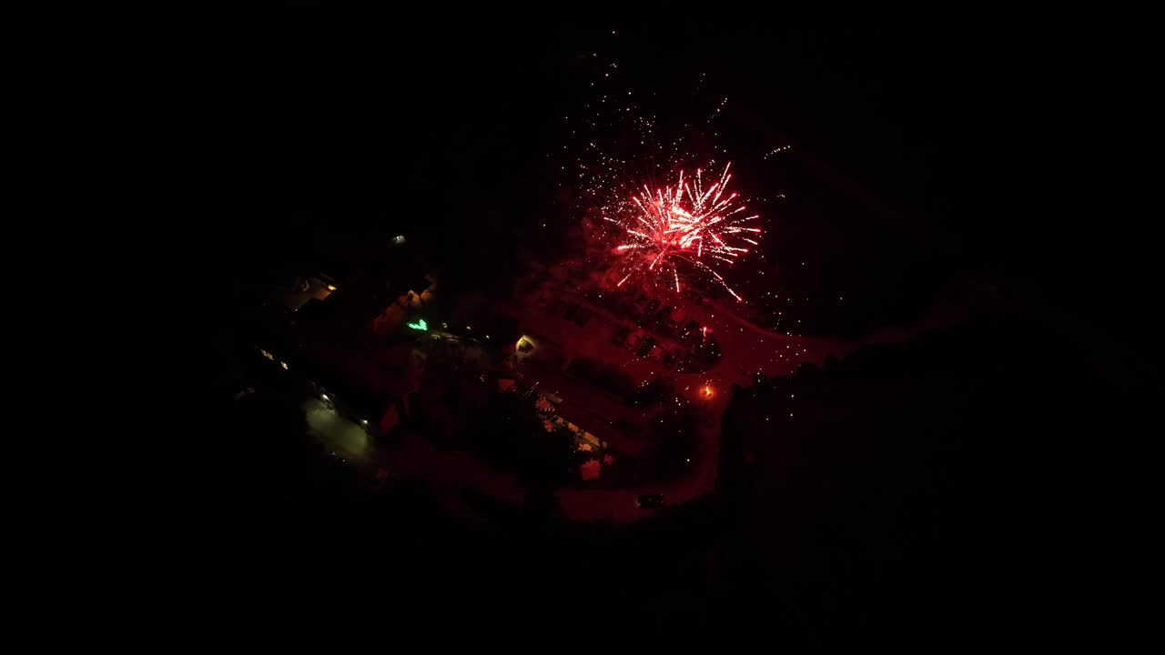 muchos fuegos artificiales en secuencia - berici hills vicenza italia
