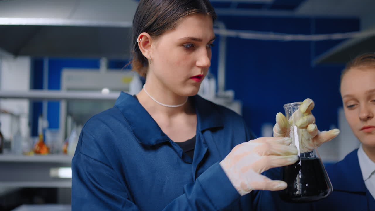 실험실에서 젊은 여성