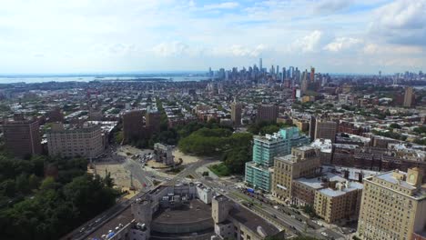 vista aérea del horizonte de manhattan volando sobre el tráfico circular de grand army plaza 4k