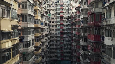 aerial de un viejo complejo de apartamentos llamado yick fat en quarry bay, hong kong, china