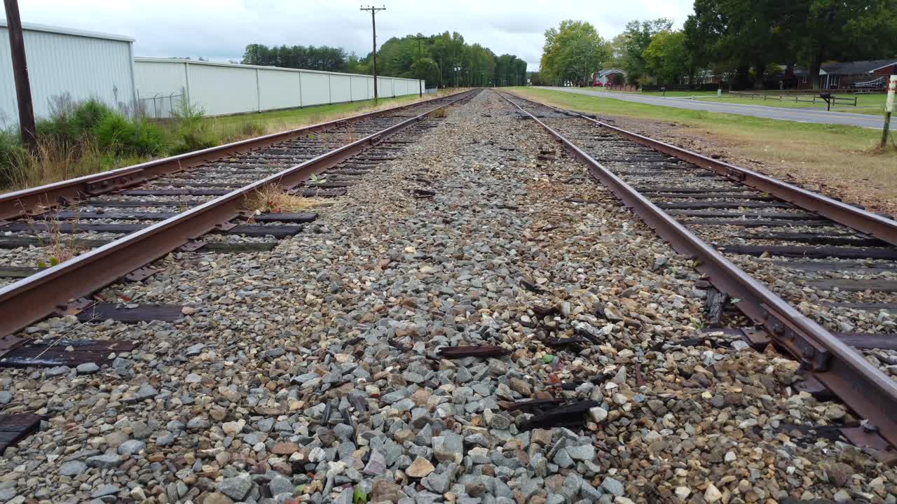 clemons nc에서 나란히 있는 두 개의 철도 트랙