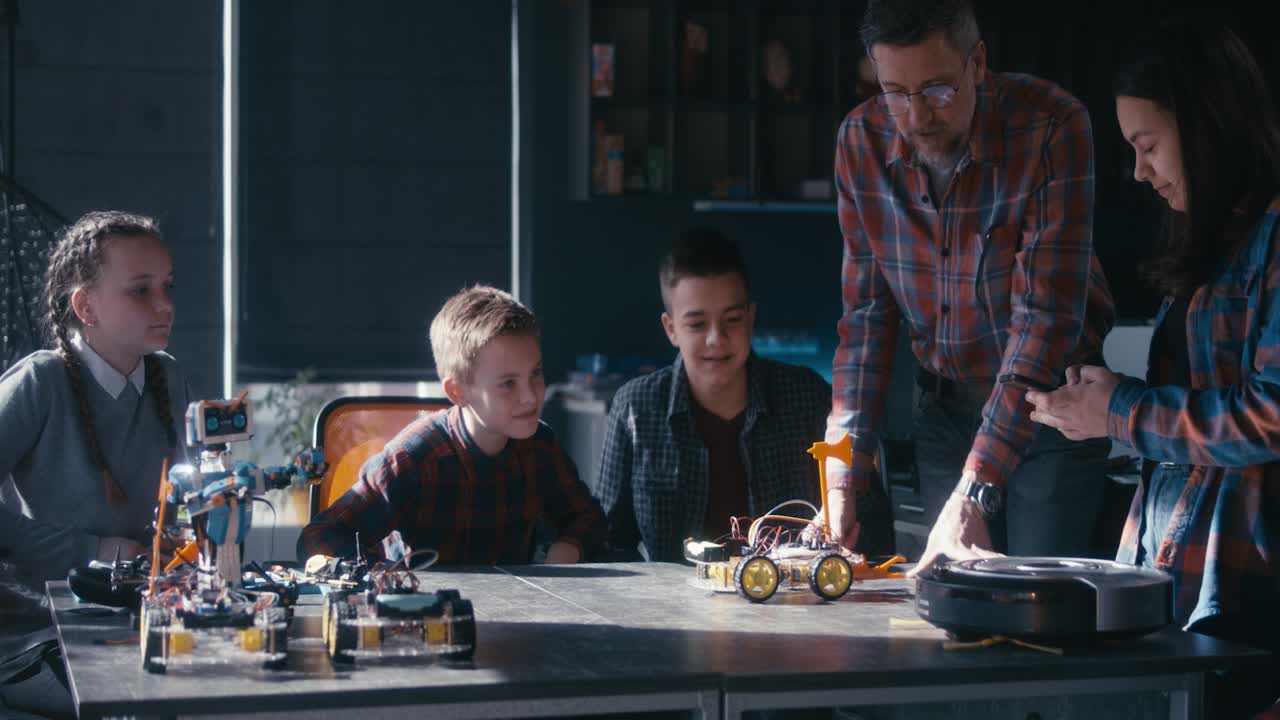 estudiantes aprendiendo robótica en un aula