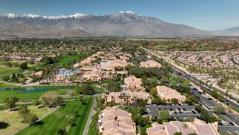 Vista-Aérea-Sobrevolando-El-Lado-Izquierdo-Del-Westin-Rancho-Mirage-Golf-Resort-And-Spa-Cerca-De-Palm-Springs,-California