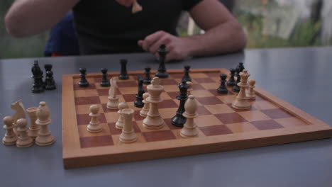 ein junger mann, der schach spielt. letzter zug, schachmatt