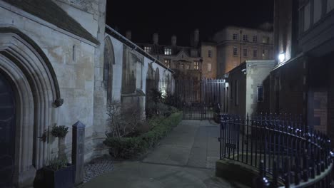 Vista-Del-Pasaje-De-La-Calle-Estrecha-En-El-Centro-De-La-Ciudad-De-Cambridge,-Inglaterra,-Reino-Unido-Durante-La-Noche