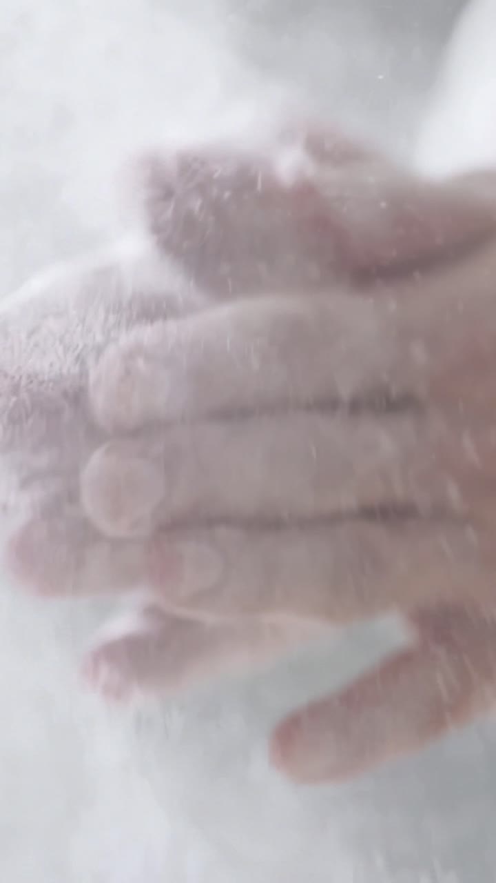 Mani che si lavano con sapone e acqua