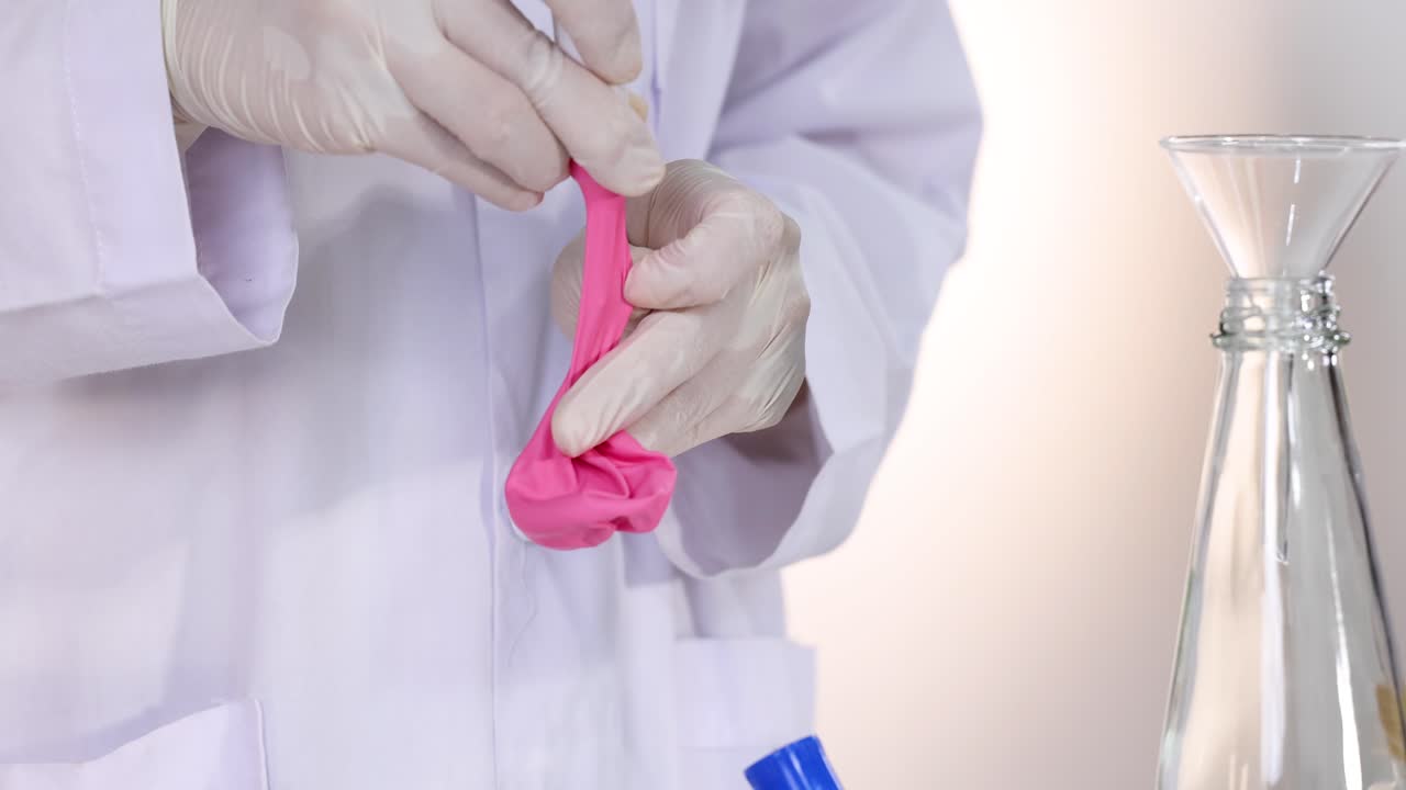 демонстрация химической реакции с пищевой содой и уксусом