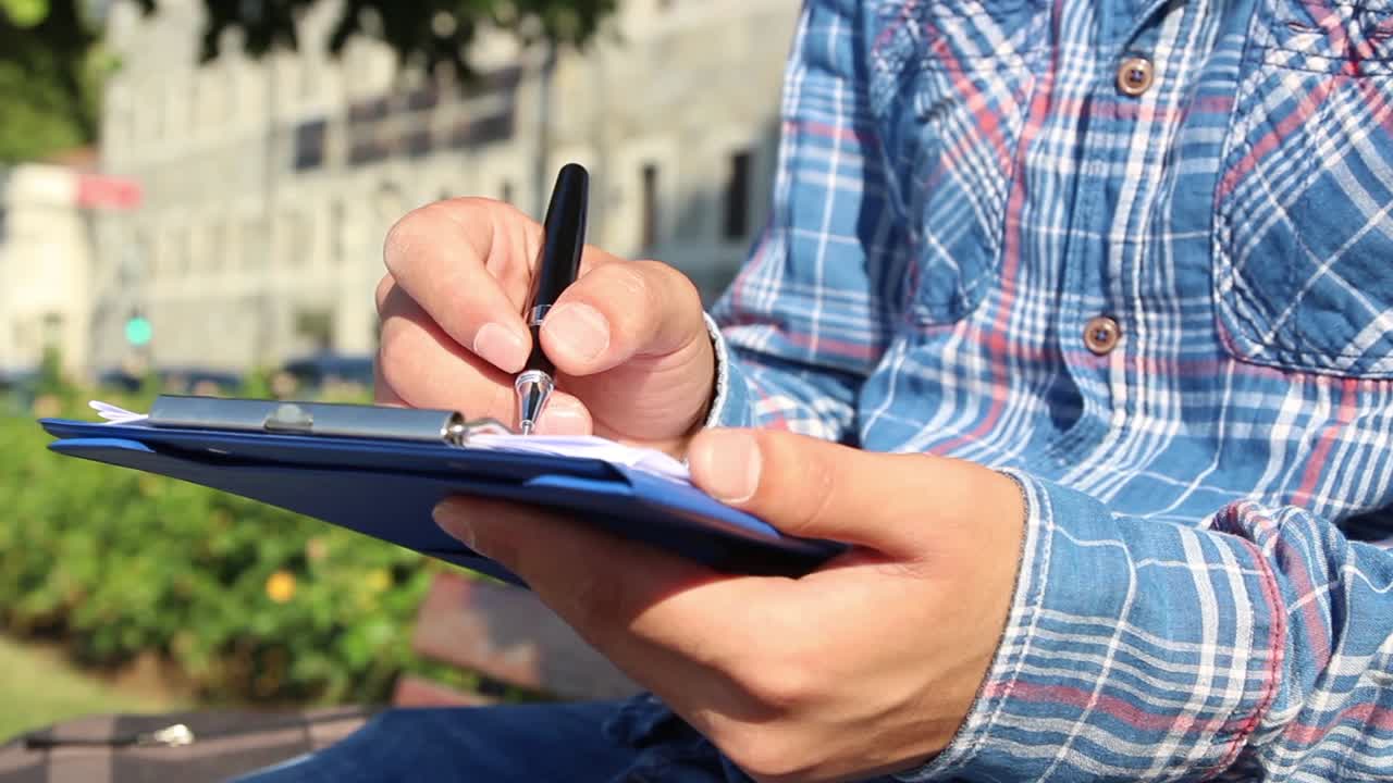 diario, cuadernos, escritura en el parque