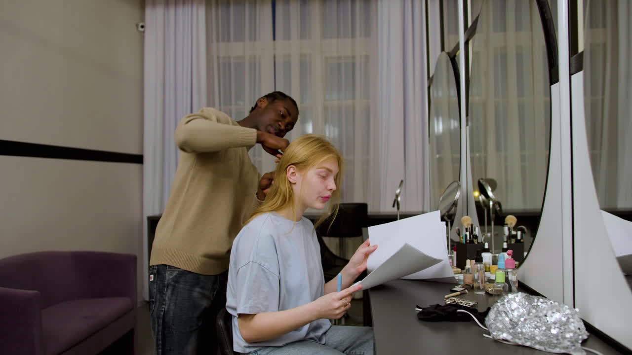 mujer leyendo guión