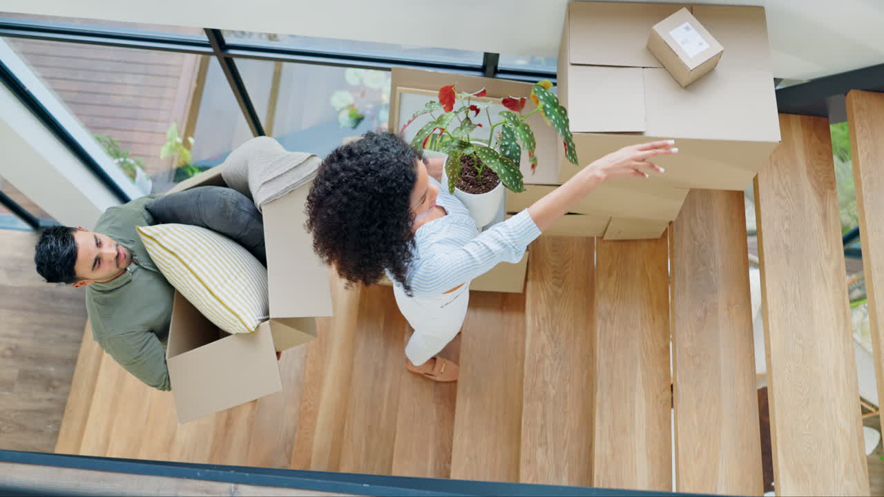 pareja, nuevo hogar y cajas para mudarse