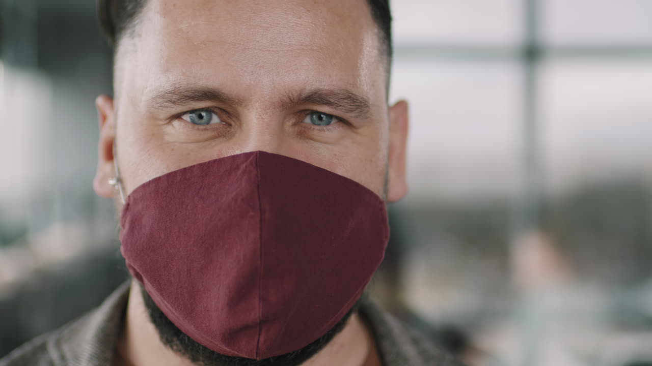 hombre con una máscara