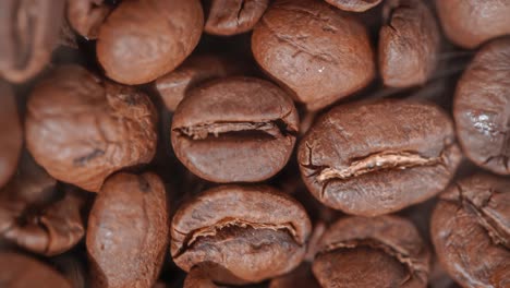 cerca de las semillas de café. los granos de café perfumados son tostados el humo viene de los granos de café.