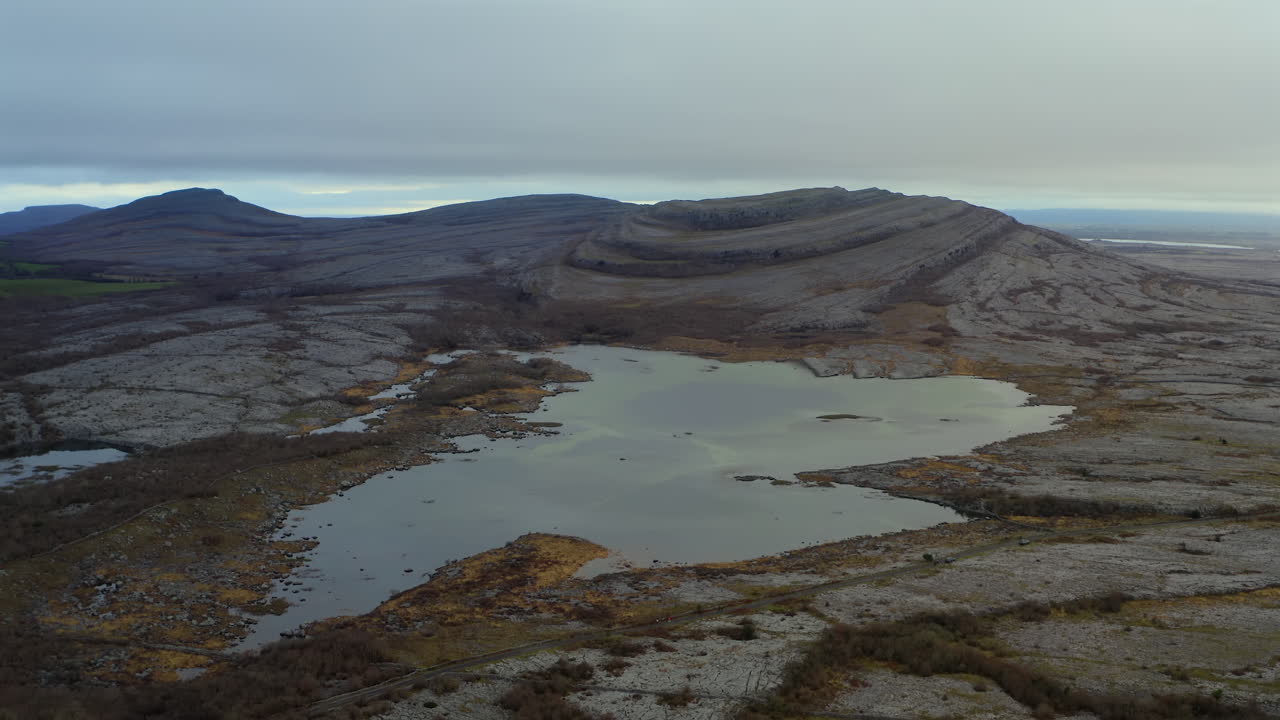 무라그모어 (mullaghmore) 의 공중 타임 스 (aerial timelapse) 는 계절의 호수와 버렌 (buren) 의 산악인들과 함께 있습니다.