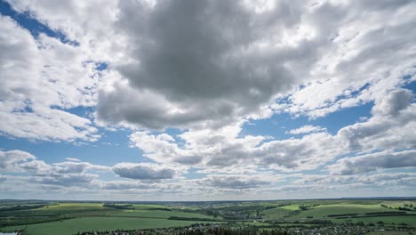 cielo azul nubes blancas fondo lapso de tiempo. hermoso tiempo en el cielo nublado. belleza de color brillante, luz en la naturaleza de verano. abstracto esponjoso, hinchado paisaje de nubes en el tiempo de lapso de aire. bucle de video
