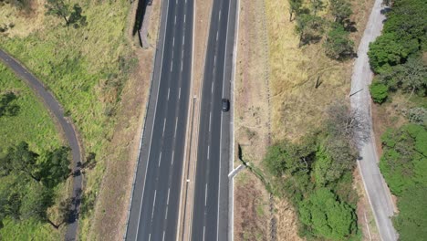 Zeitraffer-Aus-Der-Luft-Mit-Einer-Drohne,-Die-Einem-Auto-Auf-Einer-Autobahn-In-Escuintla,-Guatemala,-Folgt