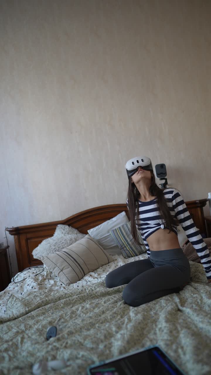 십대가 침실에서 가상 현실을 경험하고 있습니다.