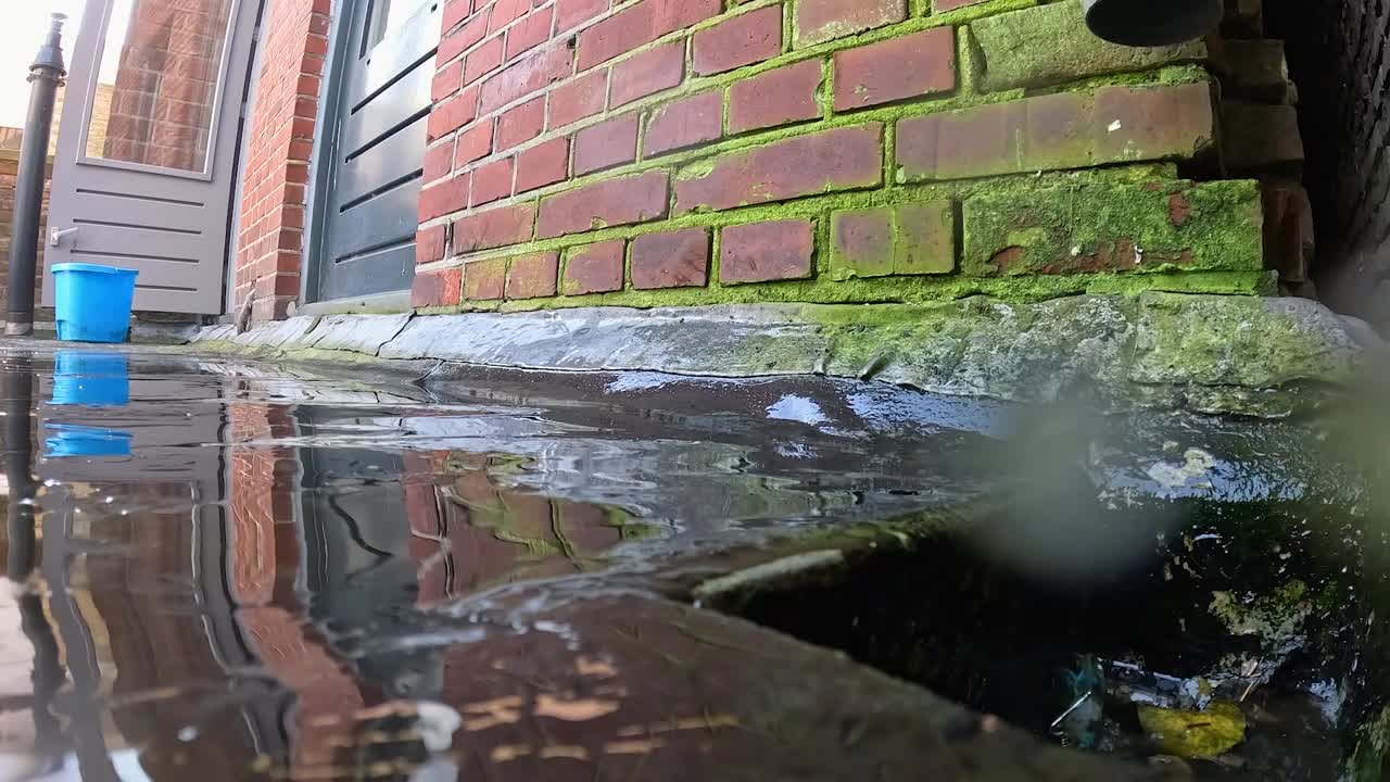 Video af rengøring og skrubning af dækgulvet ned i et afløb.