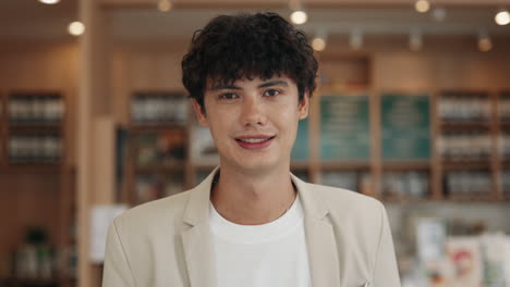 웃는 머리카락을 가진 남자의 초상화