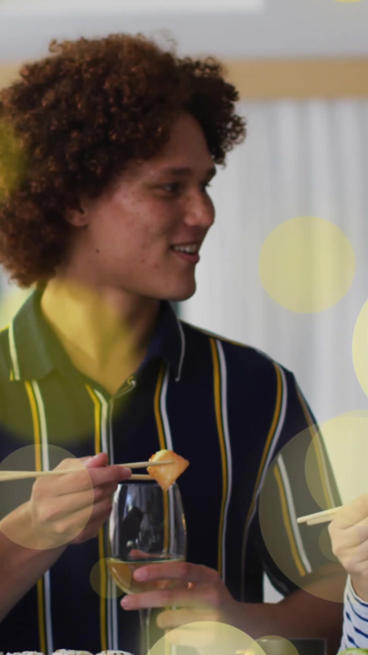 Animação de holofotes amarelos sobre amigos diversos desfrutando de sushi e bebidas.