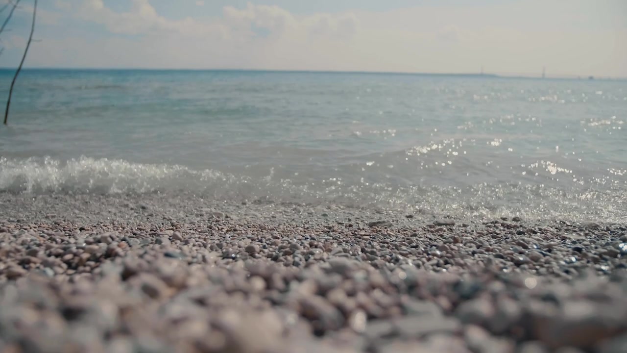 Sanfte Wellen am Kiesstrand