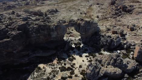 Drohnenaufnahme-Aus-Der-Vogelperspektive-Vom-Cederberg-In-Der-Nähe-Von-Kapstadt---Drohne-Fliegt-über-Einem-Natürlichen-Felsbogen