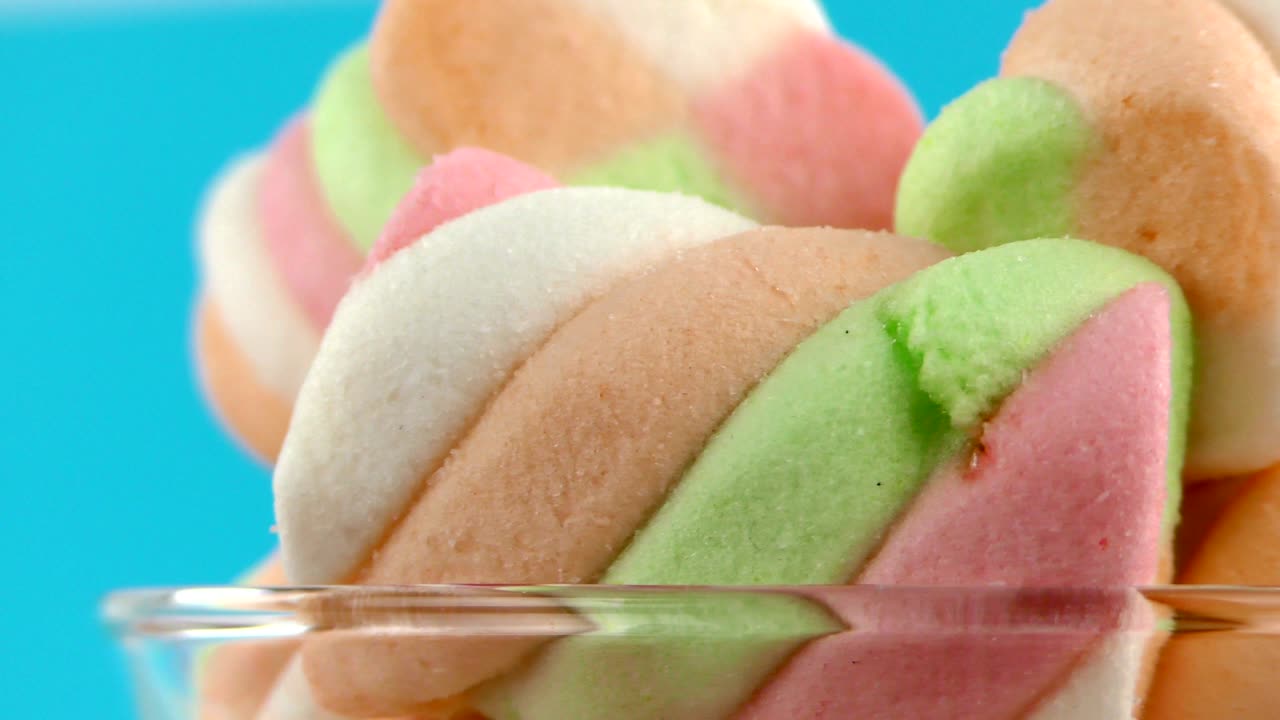 конфеты, сладкое желе, леденцы и вкусный сахарный десерт.