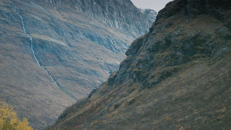 Vast-valley-with-mountains-towering-on-both-sides