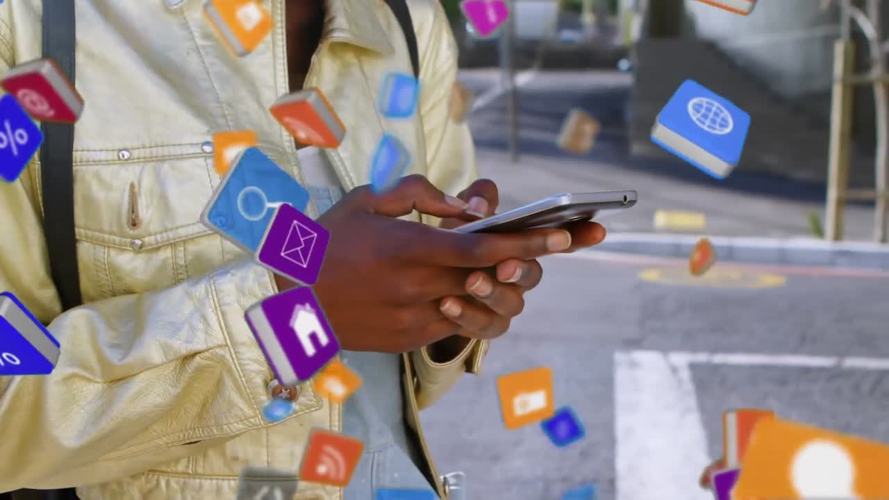 mujer enviando mensajes de texto en la calle