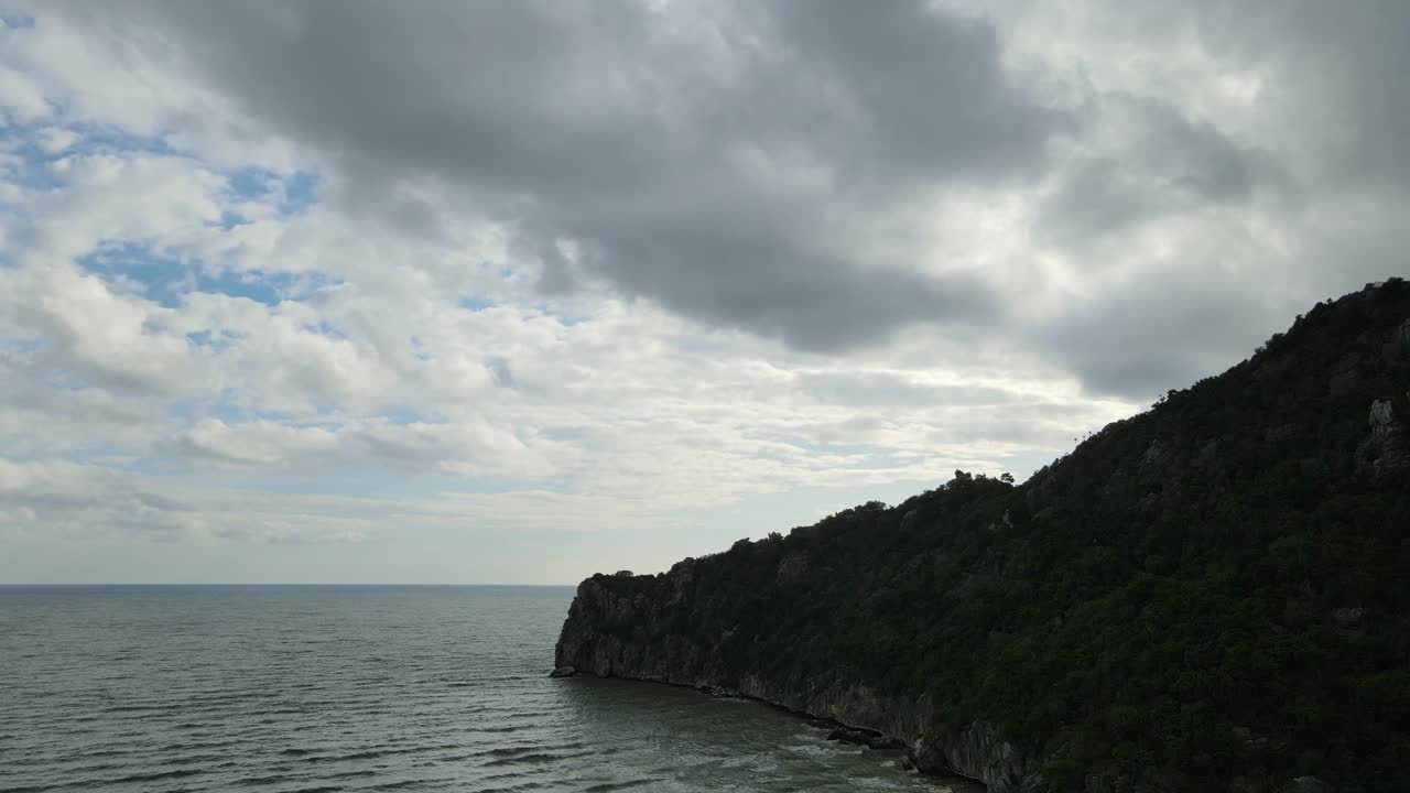 높은 고도, 아름다운 수평선, 푸른 하늘과 회색 구름에서 섬을 드러내는 산의 공중 영상을 오름차순