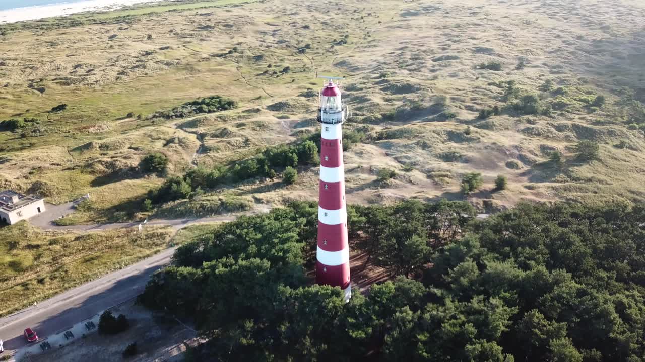 el faro de ameland en el sol matutino de verano desde la perspectiva de un dron
