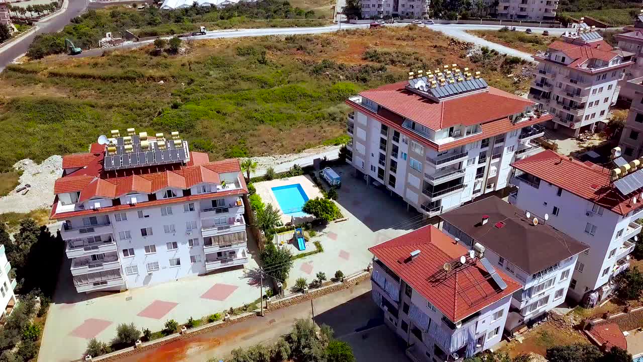 vista aérea de un complejo residencial con piscina y paneles solares