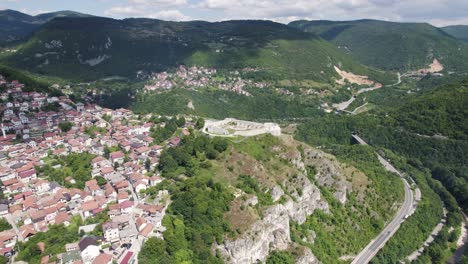 desde el aire: la fortaleza blanca en lo alto de las colinas verdes de sarajevo, bosnia y herzegovina